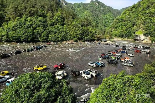 越野车在地质遗迹上漂移炫技 引发公众质疑与关注