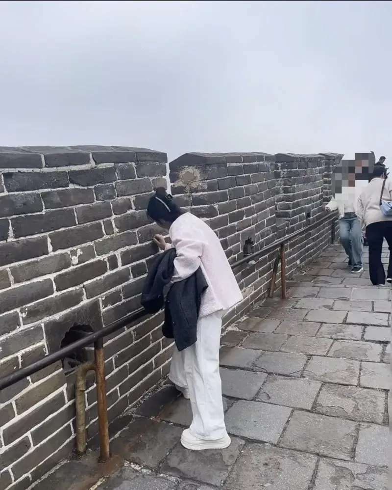 配资网 女子在长城刻字劝不住？警方回应